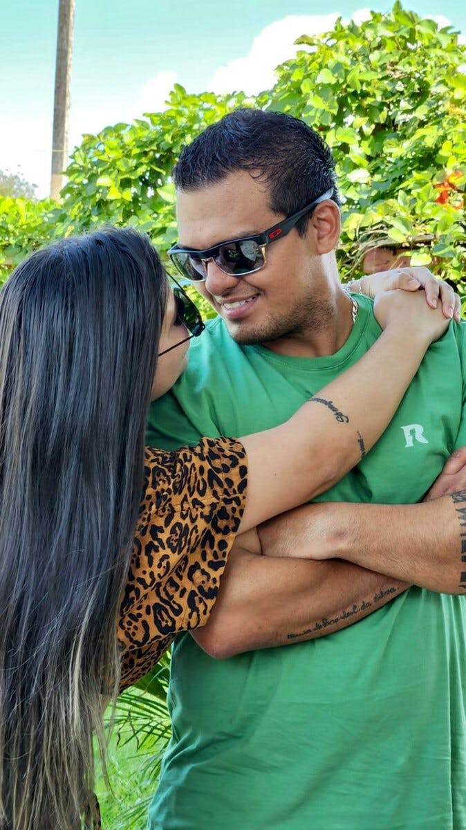 Foto do casal Raiane Queiroz e Henrique Neto